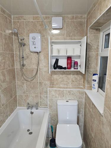 利物浦Hawkins House的一间带卫生间和浴缸的浴室