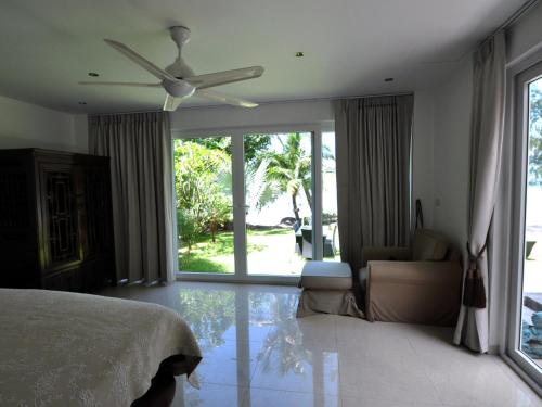 象岛龙海景别墅 的一间卧室配有一张床和吊扇
