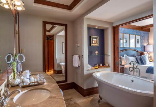 蒙特朗布朗第五元素酒店的带浴缸的浴室和1间带1张床的卧室