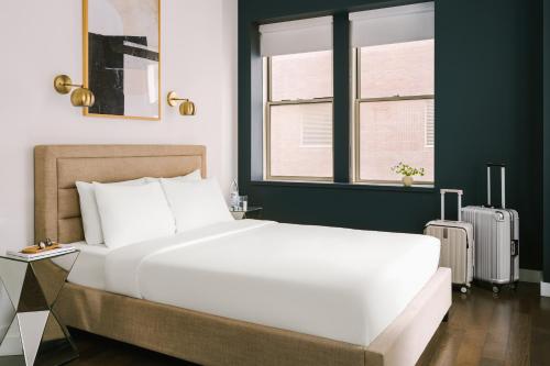 纽约Sonder at One Platt的卧室设有一张白色大床和一扇窗户。