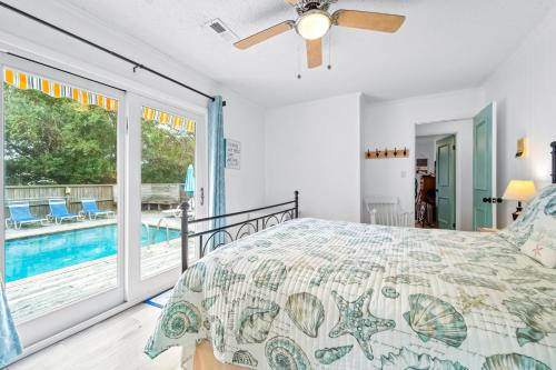 奇蒂豪克4720 Summer Ln的一间卧室设有一张床,阳台设有游泳池