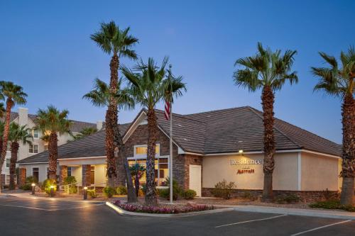 拉斯维加斯Residence Inn By Marriott Las Vegas Stadium Area的前面有棕榈树的酒店