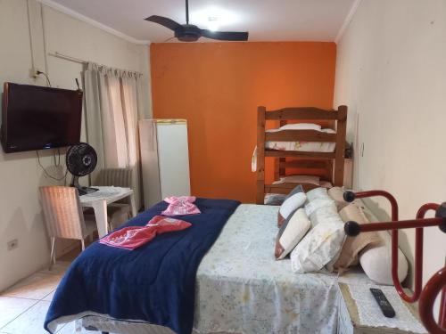 阿瓜斯-迪圣佩德罗Pousada Líder的一间卧室配有一张带蓝色毯子的床