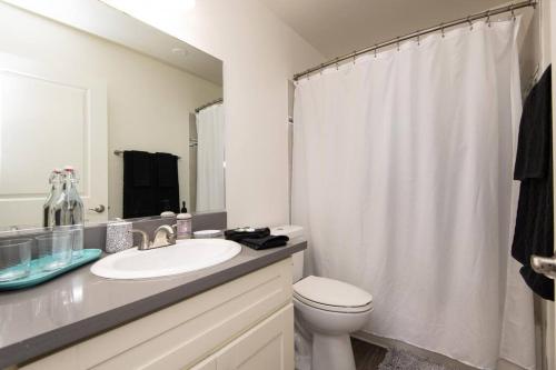 洛杉矶Prime Location 1-Bedroom with Pool的白色的浴室设有水槽和卫生间。