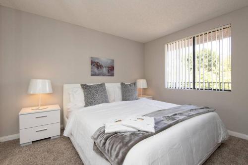 洛杉矶Prime Location 1-Bedroom with Pool的白色的卧室设有白色的床和窗户。