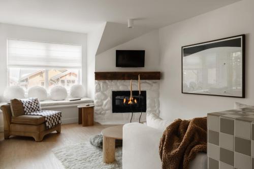 惠斯勒Ski-in/Ski-out Intentionally Designed Ski Lodge的带沙发和壁炉的客厅