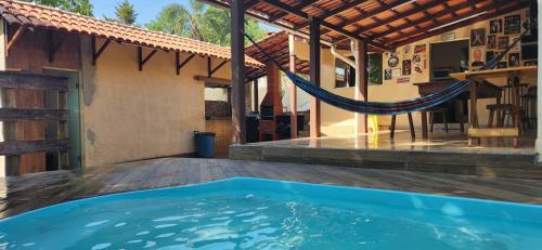 瓦尔任博尼塔Casa Canastra的小屋甲板上的吊床,带游泳池