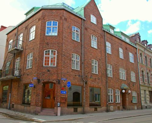 松兹瓦尔Continental Apartment Hotel Sundsvall的街道拐角处的一块大砖砌建筑