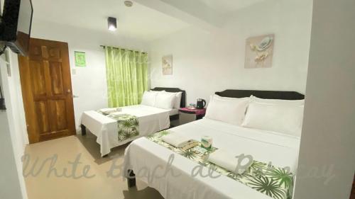 长滩岛WHITEBEACH DE BORACAY STATION 1 (EXTENSION)的酒店客房,配有两张床和椅子
