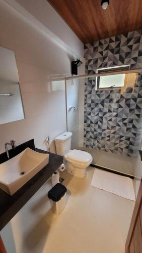 多明戈斯马丁斯Alloggio Peterle的浴室配有白色卫生间和盥洗盆。