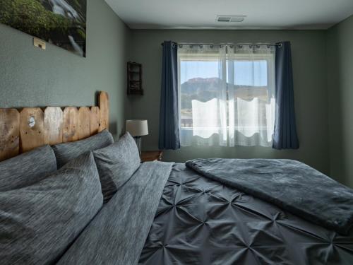 特罗皮克Bryce Trails Bed and Breakfast的一间卧室设有一张大床和一个窗户。