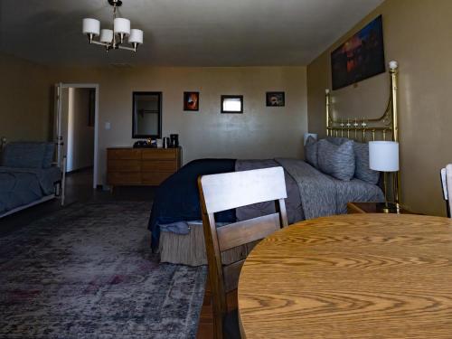 特罗皮克Bryce Trails Bed and Breakfast的一间卧室配有一张床、一张桌子和一张沙发