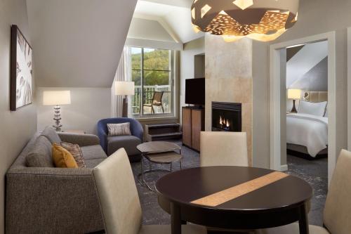 蓝山蓝山延龄大厦威斯汀酒店的带沙发的客厅和带沙发床的房间