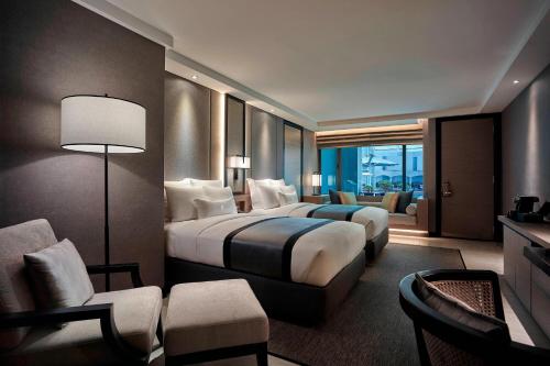 吉隆坡JW万豪酒店的酒店客房,设有两张床和一张沙发