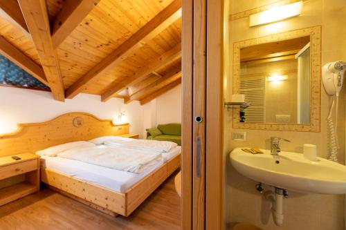 菲耶梅堡科拉迪尼食宿酒店的客房内的浴室设有床和水槽