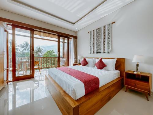乌布Sanubari Ubud的一间带大床的卧室和一个阳台