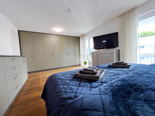 海尔布隆Luxuriöses 130qm Apartment mit Balkon im Zentrum,Parkplatz的一间卧室配有带毛巾的床