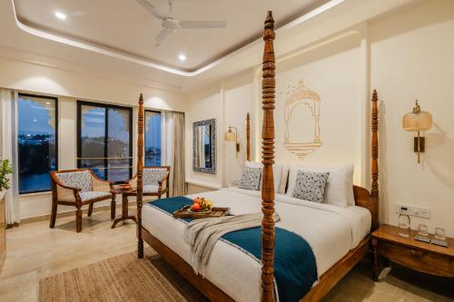 乌代浦The Experience Resort-Lake Facing的卧室配有一张床和一张桌子及椅子
