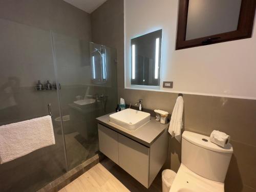 危地马拉L2A 205 - Boutique apartamento en Cayalá para 5 huéspedes的浴室配有卫生间、盥洗盆和淋浴。