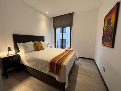 危地马拉L2A 205 - Boutique apartamento en Cayalá para 5 huéspedes的一间卧室设有一张大床和一个窗户。