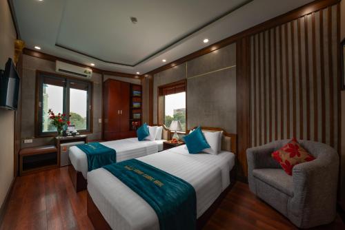 内排Hanoi Airport Hotel - Convenient & Friendly的酒店客房,配有两张床和椅子