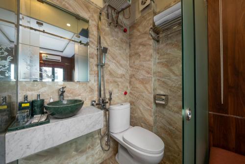 内排Hanoi Airport Hotel - Convenient & Friendly的一间带卫生间、水槽和镜子的浴室