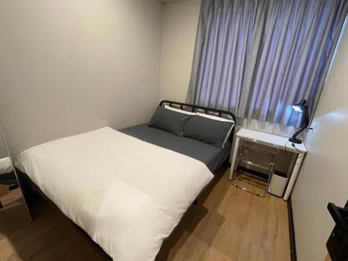 Kampong Gadong22 Hours Hostel的一间小卧室,配有床和窗户