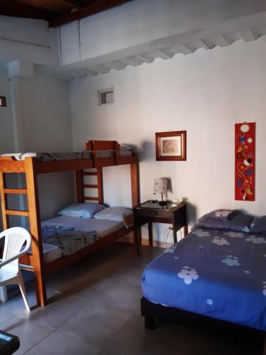 内科克利Casa Hostal Arena de Mar的一间卧室配有两张双层床和一张书桌