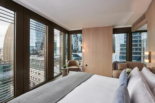 伦敦伦敦泛太平洋酒店的一间卧室设有一张大床和大窗户