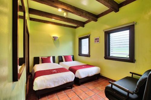 恩纳Kunigami-gun - Hotel / Vacation STAY 11195的配有两张床铺的绿色墙壁和窗户