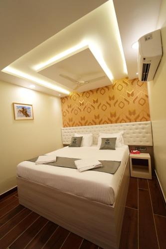 海得拉巴Mevid Hotels的一间卧室,卧室内配有一张大床