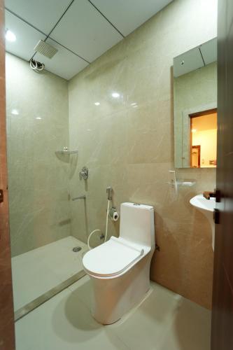 海得拉巴Mevid Hotels的浴室配有卫生间、淋浴和盥洗盆。