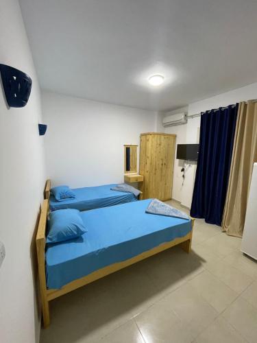 达哈布لوتس ١١٦的一间卧室,配有两张床