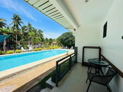邦劳Selectum Mangrove Resort的享有游泳池景致的阳台