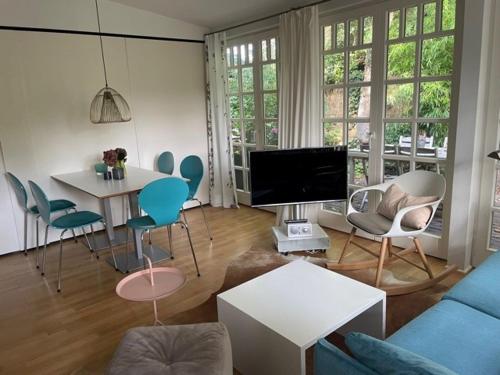 斯匹科罗格Meerlust Spiekeroog的客厅配有沙发和桌椅