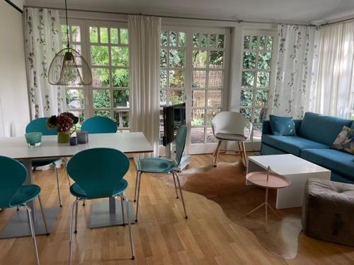 斯匹科罗格Meerlust Spiekeroog的客厅配有蓝色的沙发和椅子