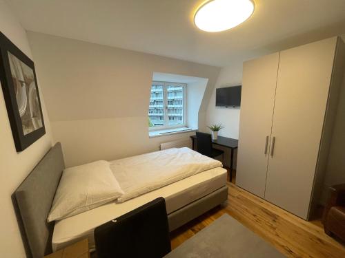 拉珀斯维尔-约纳SCHNYDER'S HOME - Studio_1的一间小卧室,配有床和窗户