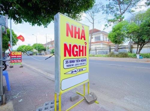 保禄NHÀ NGHỈ 35 đinh tiên hoàng的街道边的标志