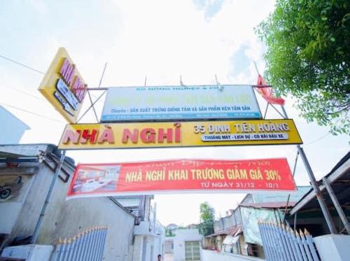 保禄NHÀ NGHỈ 35 đinh tiên hoàng的建筑物一侧的一组标志