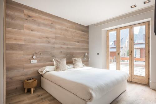 巴奎伊拉-贝莱特Cabanes by Totiaran的一间卧室设有木墙和一张床