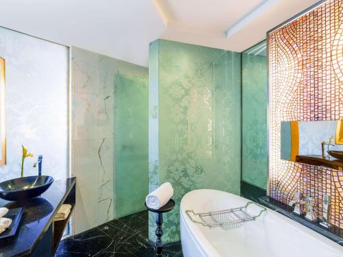 孟买索菲特孟买BKC酒店的带浴缸和盥洗盆的浴室