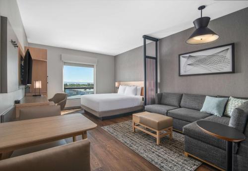 纽瓦克Hyatt Place Newark-Silicon Valley的客厅配有沙发和1张床