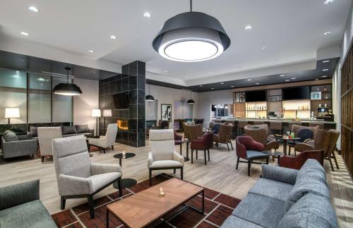 纽瓦克Hyatt Place Newark-Silicon Valley的带沙发和椅子的大堂以及酒吧