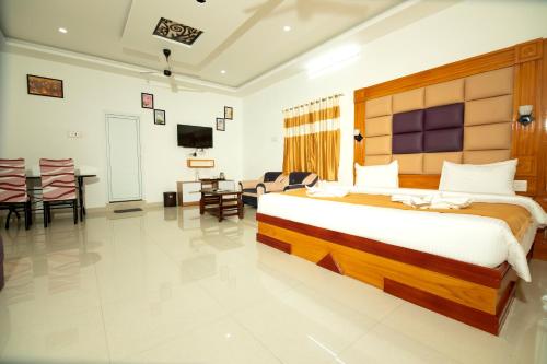 SankarankovilAruna Residency的一间带大床的卧室和一间客厅