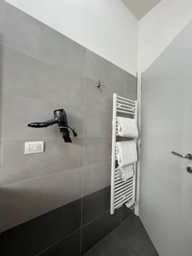 加尔达湖滨Appartamento Noi Due的带淋浴、吹风机和毛巾的浴室