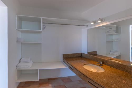 弗洛里亚诺波利斯Express Floripa Residence的一间带水槽和镜子的浴室