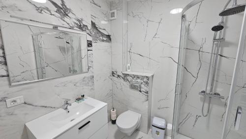 苏恰瓦Nordic Residence 28的浴室配有卫生间、盥洗盆和淋浴。