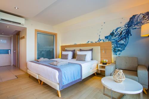 阿萨拉尔Selene Beach & Spa Hotel - Adult Only - Ultra All Inclusive的一间卧室配有一张大床,墙上挂着蓝色画作