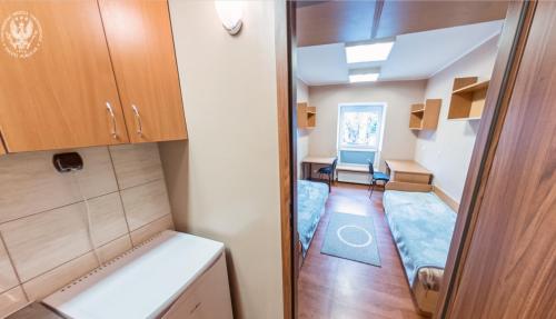 安塔利亚Dormitory Pension Sofas Bunk Bed Rooms in Homestay Apartment的小房间,设有一扇门,可通向房间