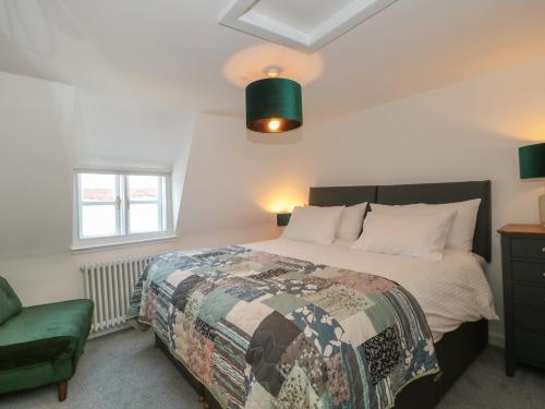 多切斯特Mollys Cottage的卧室配有床、椅子和窗户。